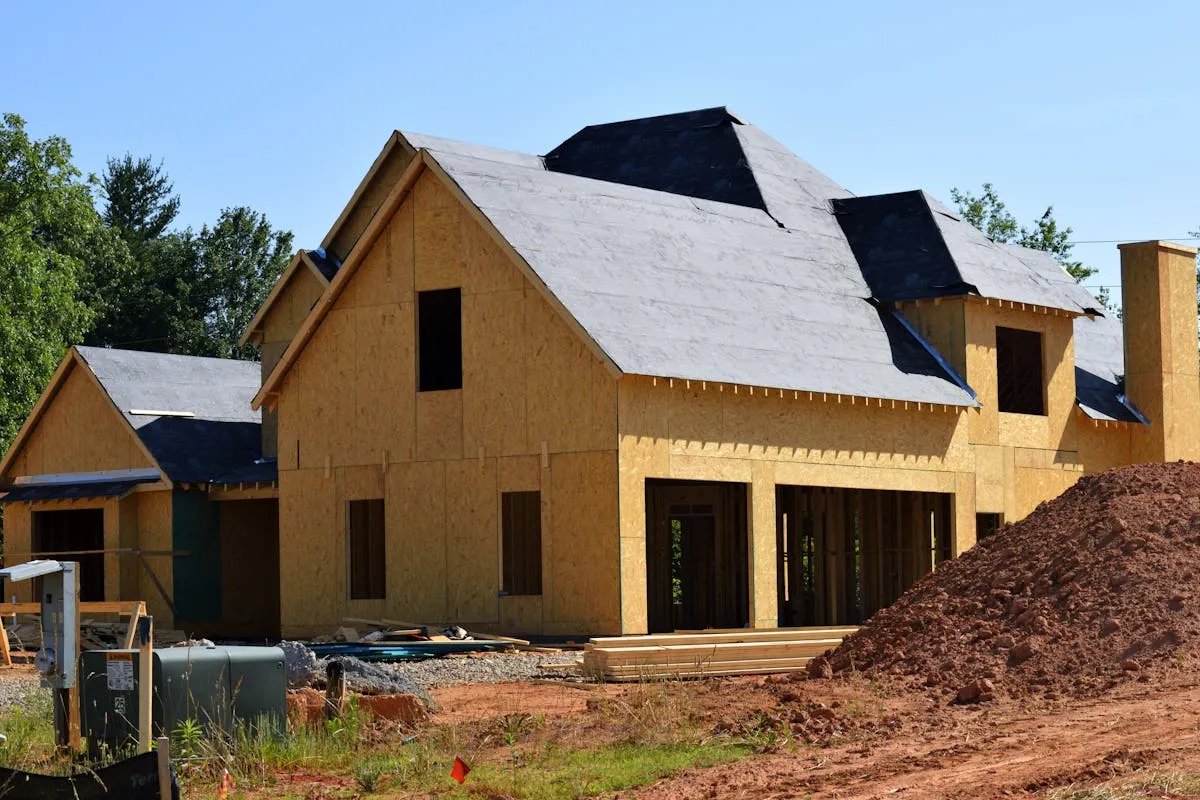 Construcția acoperișului – tot ce trebuie să știi despre materiale, modele și pașii de urmat