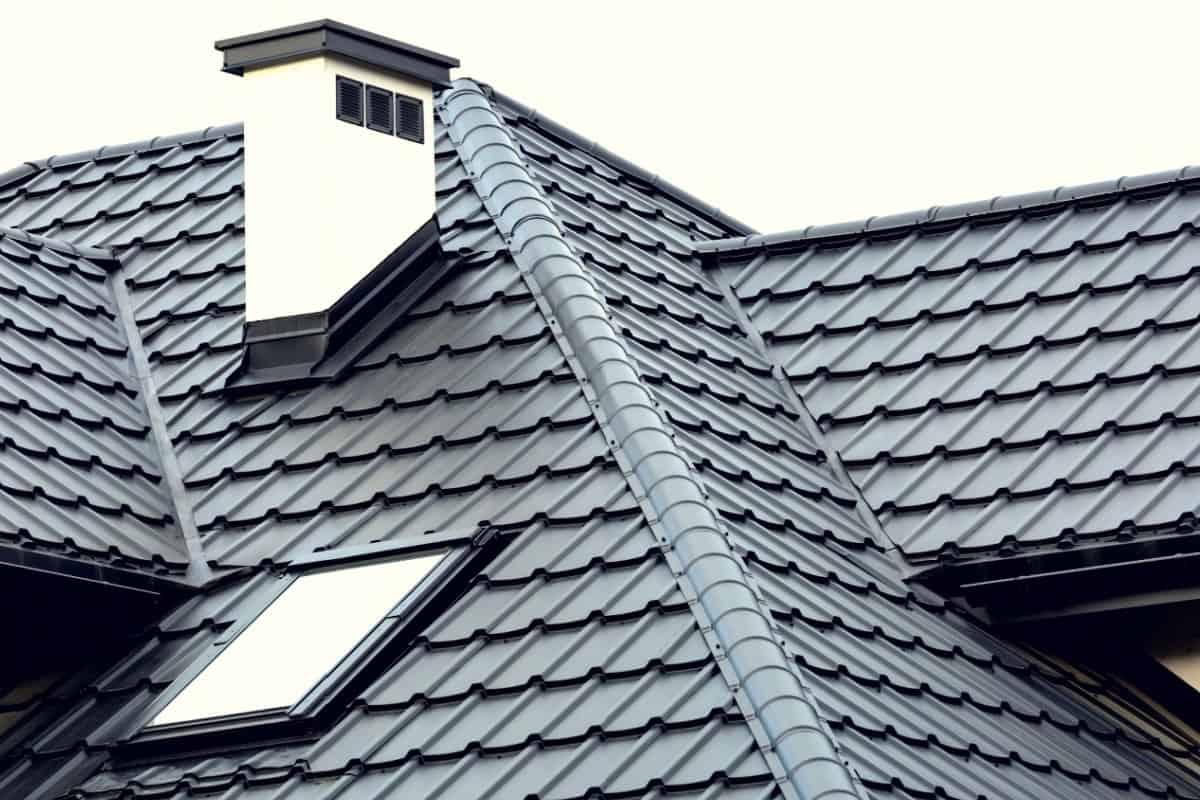 Ventilație acoperiș – Importanța și implementarea corectă a sistemului de aerisire pentru un acoperiș de tablă sau a unui pod nelocuit
