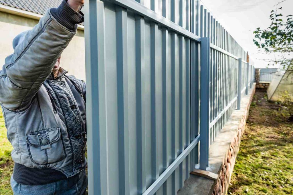 Gard din șipcă metalică – modele de șipci metalice pentru gard și sfaturi pentru alegere și montare